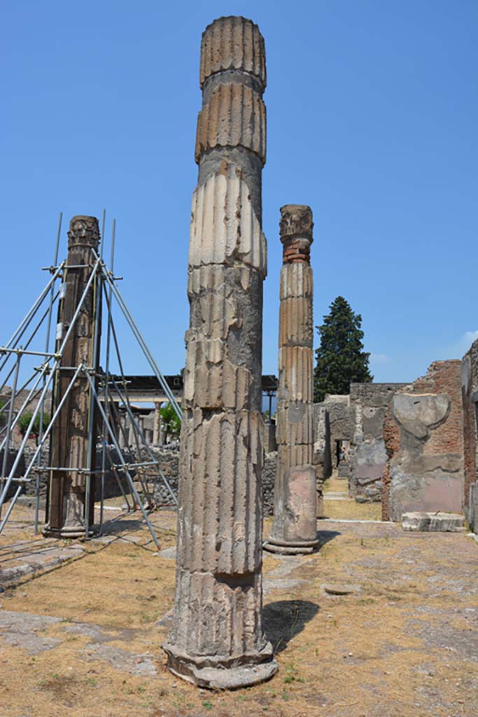 VI.12.5 Pompeii. 14th July 2017.  
Looking north across impluvium in Secondary Atrium towards north-east corner with base of money chest on right. 
Foto Annette Haug, ERC Grant 681269 DÉCOR.

