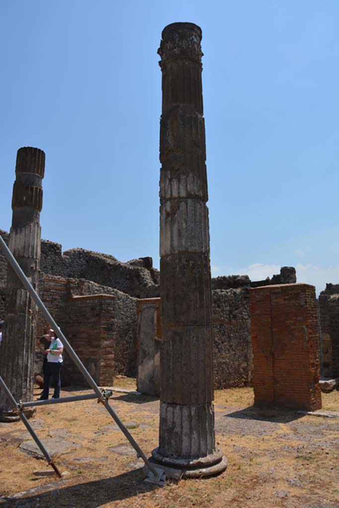 VI.12.5 Pompeii. 14th July 2017. 
Looking east across south side of impluvium in Atrium 7, with column in south-west corner, in centre. 
Foto Annette Haug, ERC Grant 681269 DÉCOR.
