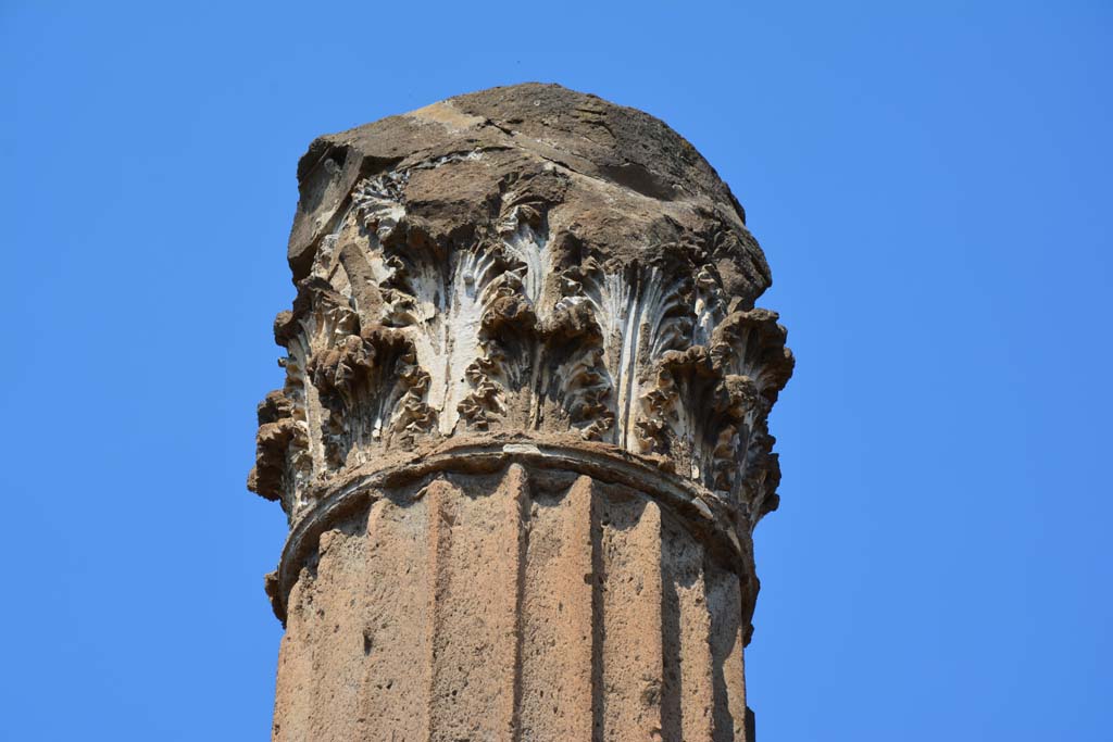 VI.12.5 Pompeii. 14th July 2017. Looking towards capital on column in south-west corner of impluvium.   
Foto Annette Haug, ERC Grant 681269 DÉCOR.
