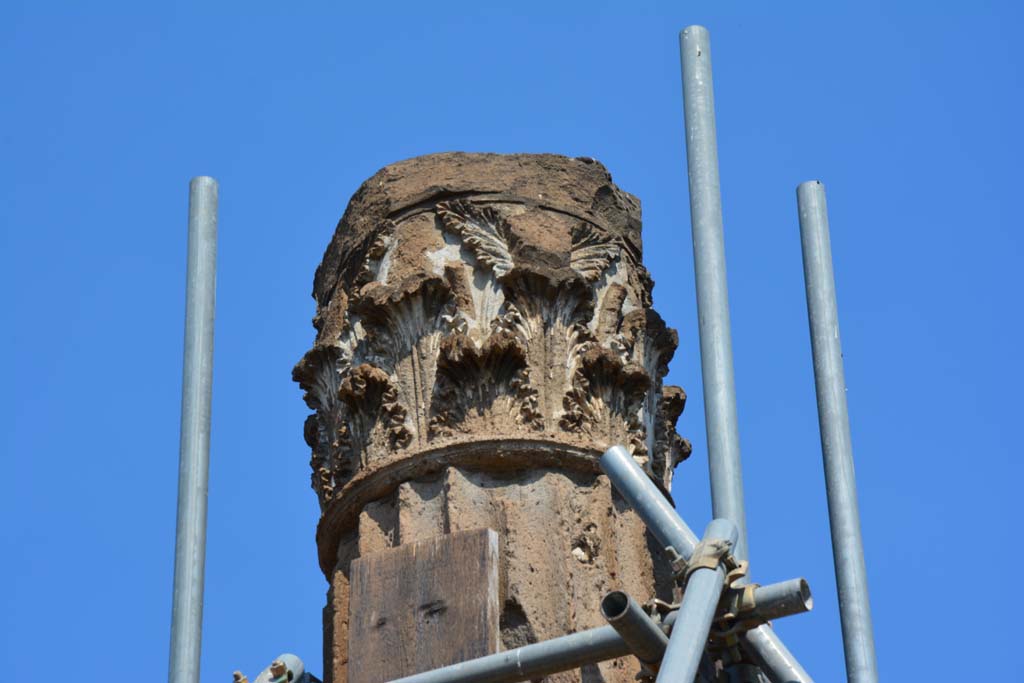 VI.12.5 Pompeii. 14th July 2017. Detail of capital from column on north-west side of impluvium. 
Foto Annette Haug, ERC Grant 681269 DÉCOR.
