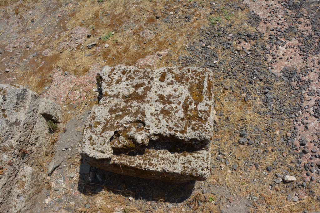 VI.12.5 Pompeii. 14th July 2017. South-west side of atrium 7, detail of stone base and flooring. 
Foto Annette Haug, ERC Grant 681269 DÉCOR.
