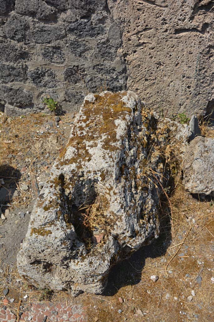 VI.12.5 Pompeii. 14th July 2017. South-west side of atrium 7, detail of stone base and flooring, looking west. 
Foto Annette Haug, ERC Grant 681269 DÉCOR.
