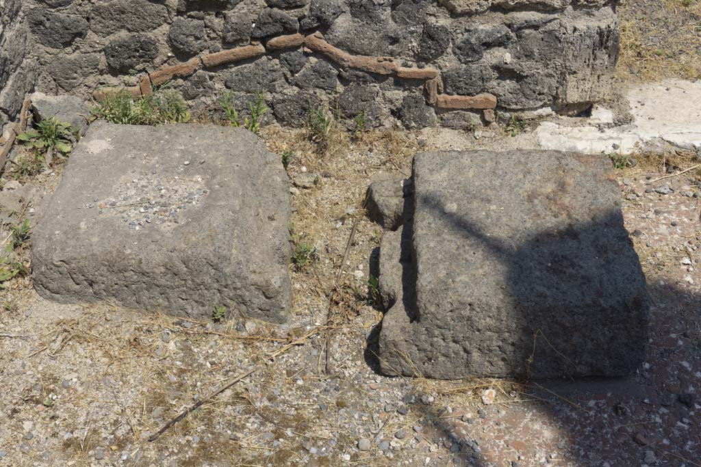 VI.12.5 Pompeii. 14th July 2017. Two halves of base of money chest in north-west corner of Secondary Atrium 7, looking north.
Foto Annette Haug, ERC Grant 681269 DÉCOR.

