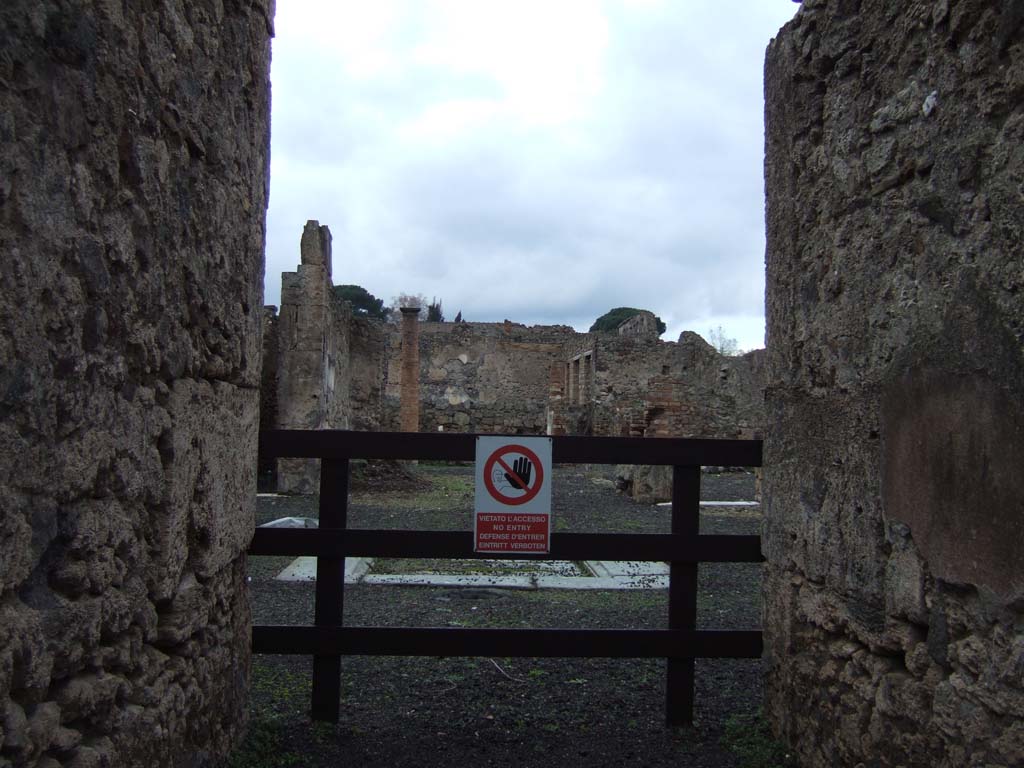 VI.13.6 Pompeii. December 2005. Looking north from entrance vestibule across the atrium.