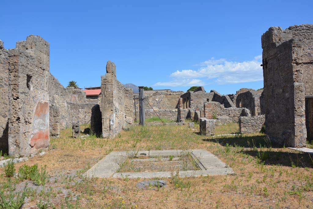 VI.13.6 Pompeii. July 2017. Looking north across impluvium in atrium.
Foto Annette Haug, ERC Grant 681269 DÉCOR.
