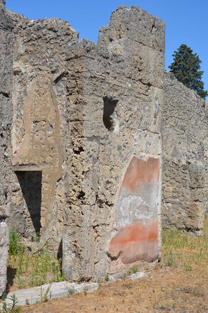 VI.13.6 Pompeii. July 2017. 
West wall of atrium with remaining painted stucco on north side of doorway to a cubiculum, on left.
Foto Annette Haug, ERC Grant 681269 DÉCOR.
