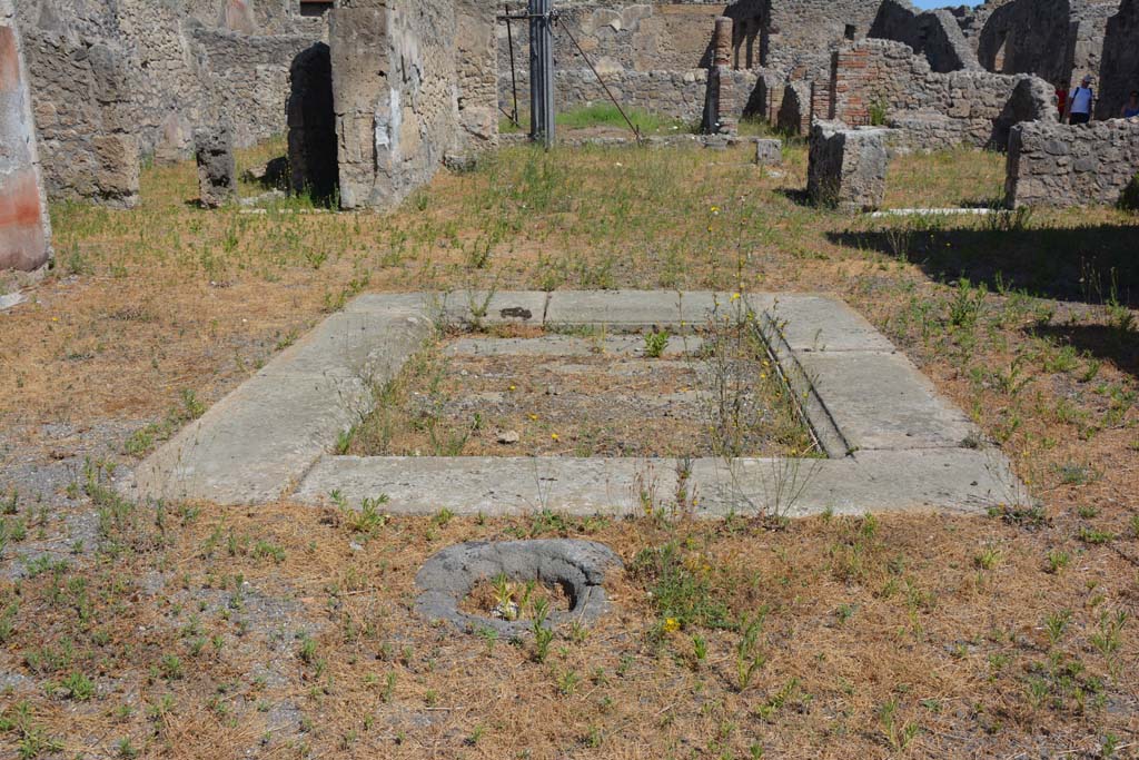 VI.13.6 Pompeii. July 2017. Impluvium in atrium.
Foto Annette Haug, ERC Grant 681269 DÉCOR.
