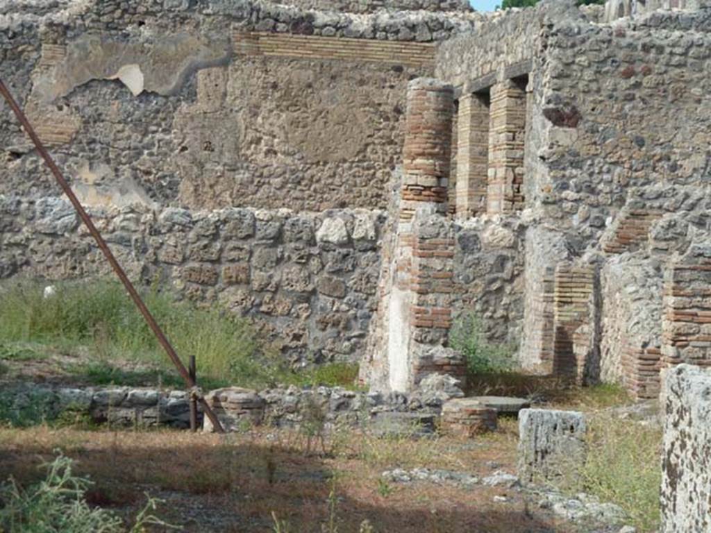 VI.13.6 Pompeii. September 2015. Peristyle area, at rear of tablinum, from entrance doorway.