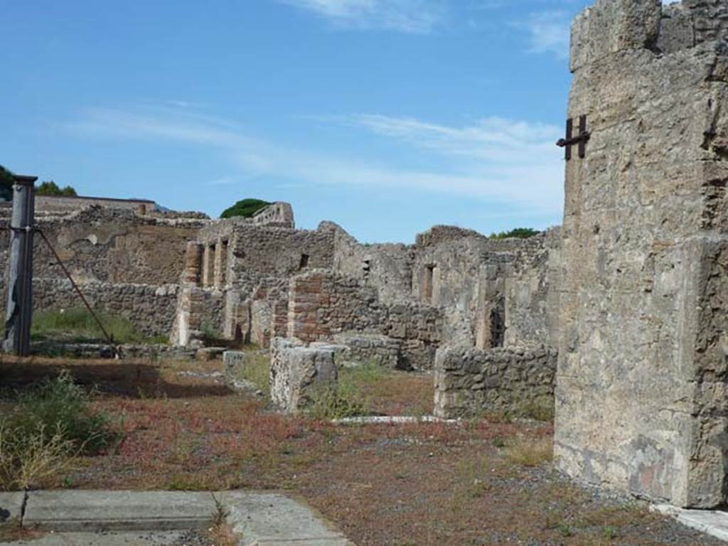 VI.13.6 Pompeii. September 2015. Looking towards north-east side of peristyle.