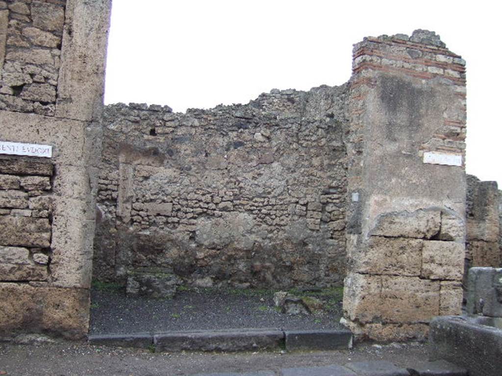 VI.13.7 Pompeii. December 2005. Shop entrance doorway on Via della Fortuna.