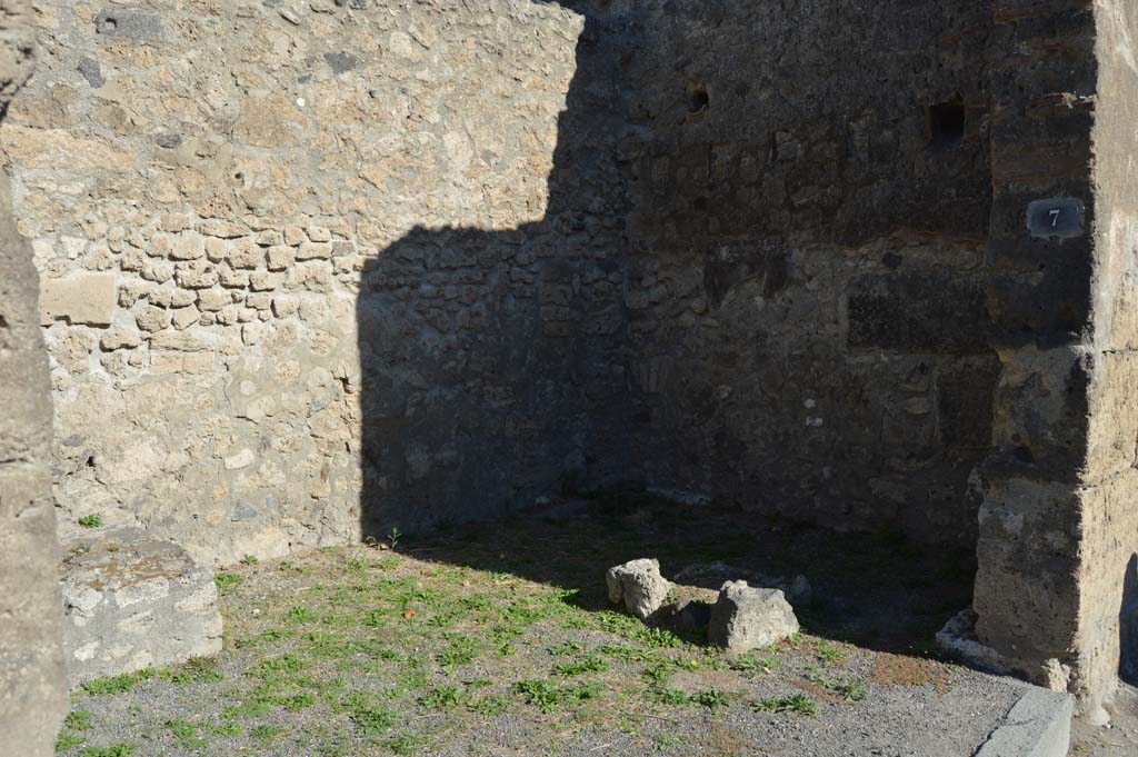 VI.13.7 Pompeii. October 2017. Looking towards east wall of shop.
Foto Taylor Lauritsen, ERC Grant 681269 DCOR.

