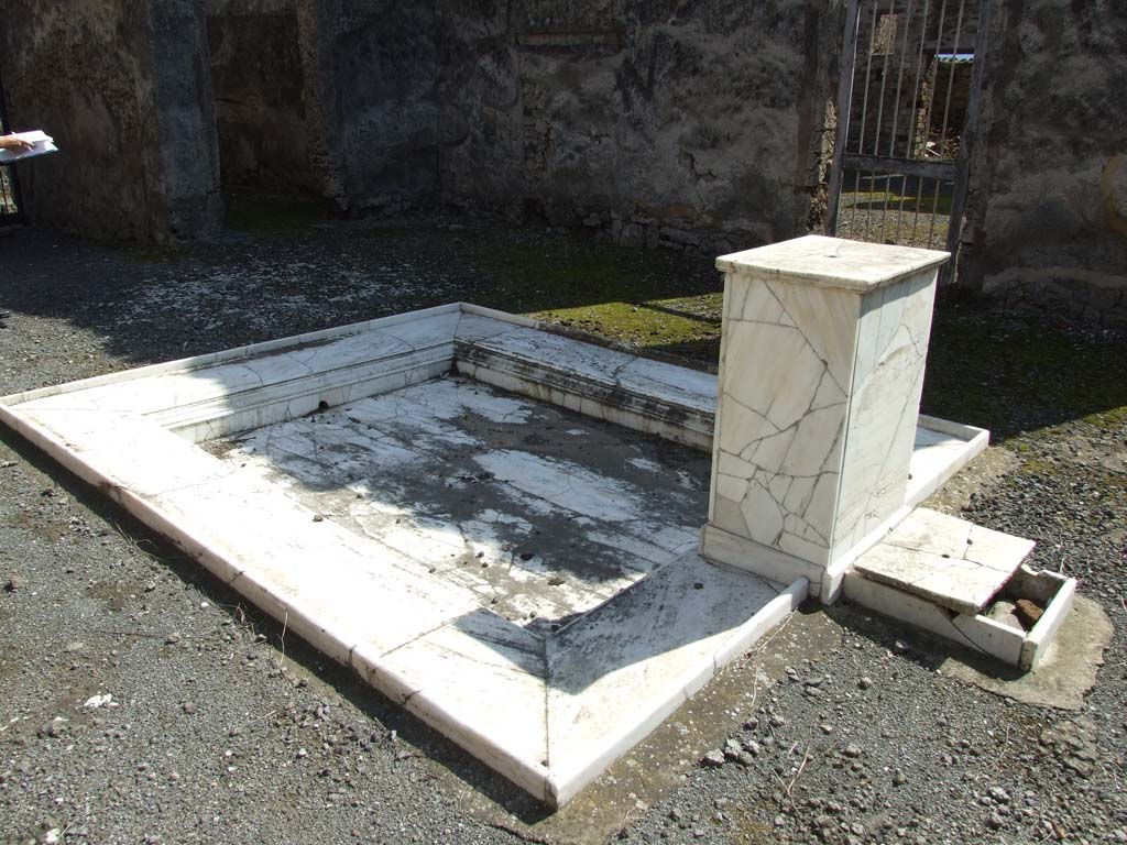 VI.14.20 Pompeii. March 2009. Room 1, marble impluvium and fountain with fittings, in atrium.