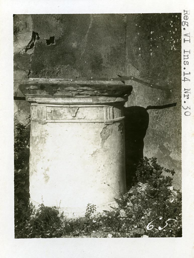 VI.14.30 Pompeii. Pre-1937-39. Puteal.
Photo courtesy of American Academy in Rome, Photographic Archive. 
Warsher collection no. 65.
