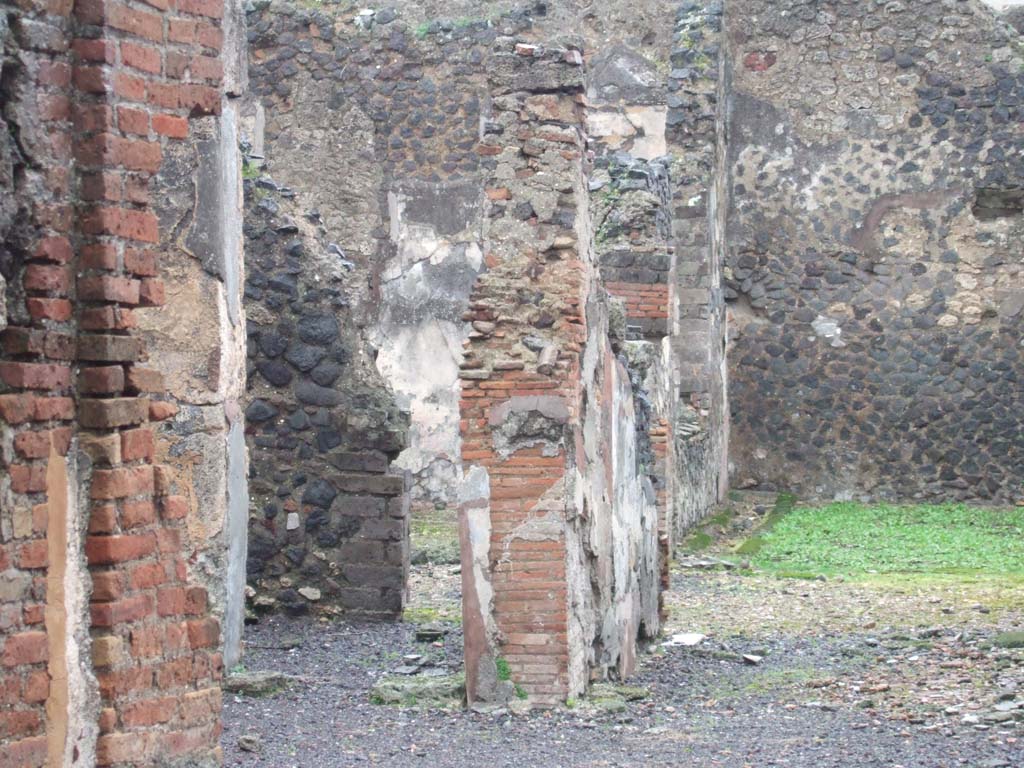 VI.14.42 Pompeii. December 2005. Doorway to kitchen room on north side of tablinum.