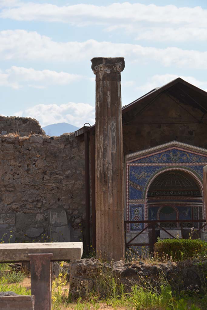 VI.14.43 Pompeii. July 2017. Looking from atrium towards column in peristyle near fountain.
Foto Annette Haug, ERC Grant 681269 DÉCOR.
