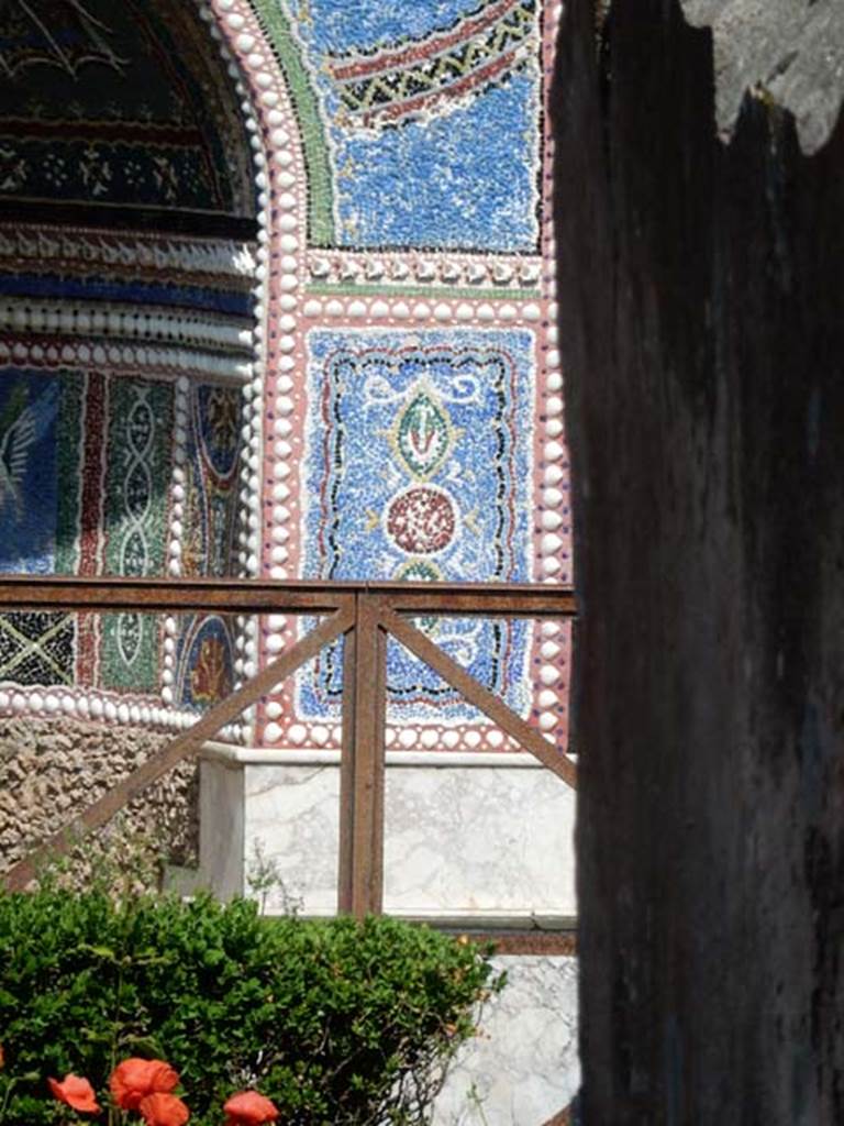 VI.14.43 Pompeii. May 2015. Room 14, detail of mosaic panel in fountain in garden area. Photo courtesy of Buzz Ferebee.
