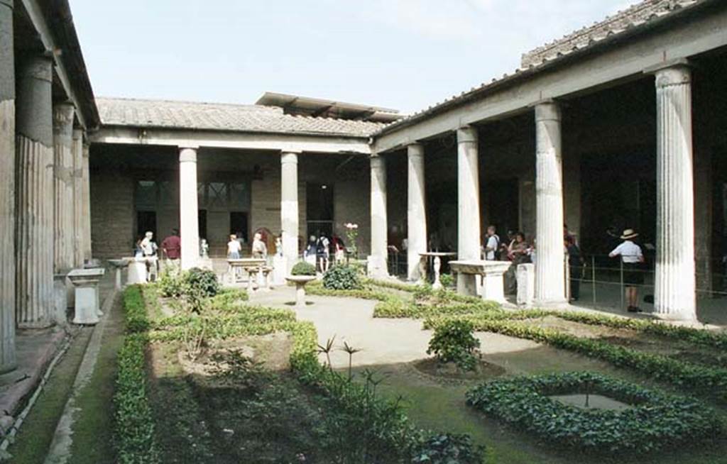 VI.15.1 Pompeii. October 2001. Peristyle. View of garden looking north. Photo courtesy of Peter Woods.
