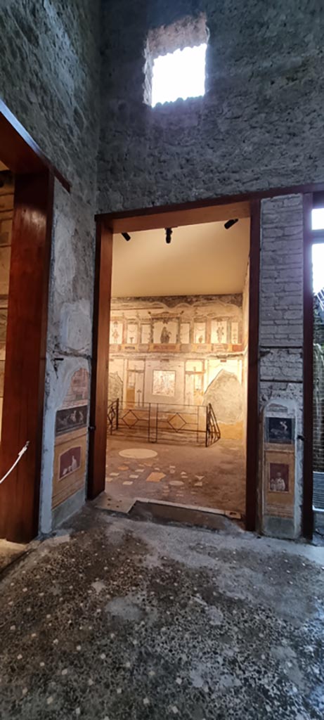 VI.15.1 Pompeii. January 2023. 
South-east corner of atrium with doorway into oecus (e) in south wall. 
Photo courtesy of Miriam Colomer.
