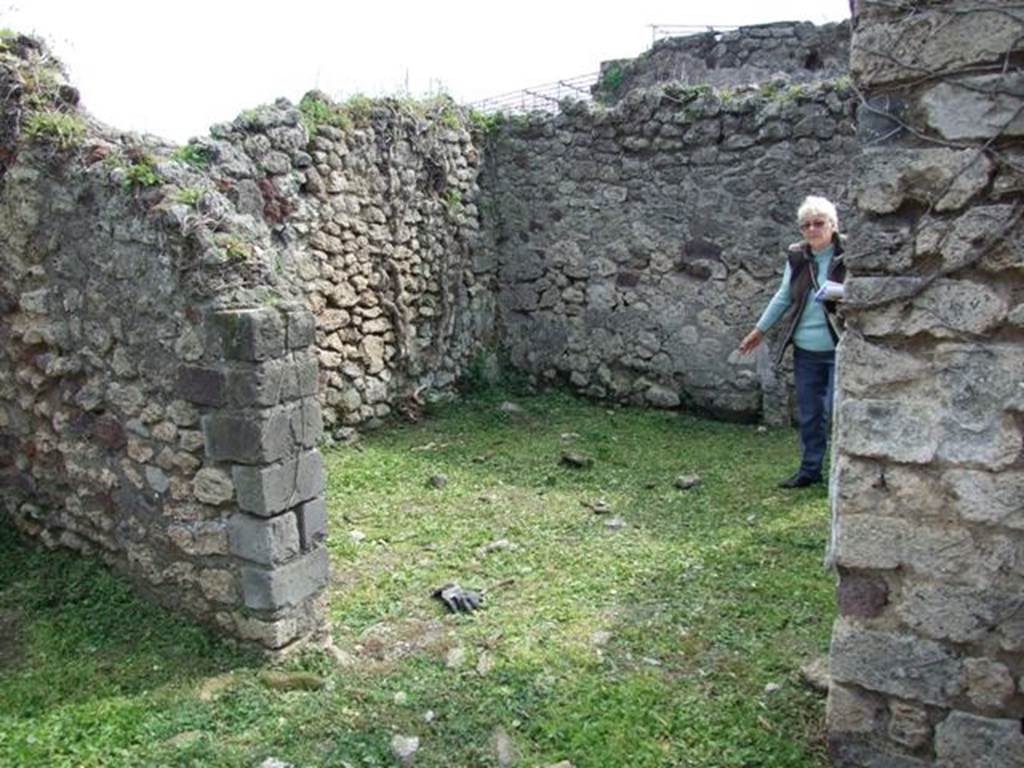 VI.15.6 Pompeii. March 2009. Doorway to room 8, exedra.  Looking south.
According to NdS, the entrance doorway of this room would have had doorjambs faced with timber on the side turned into the room. The walls were simply decorated with a white background.
