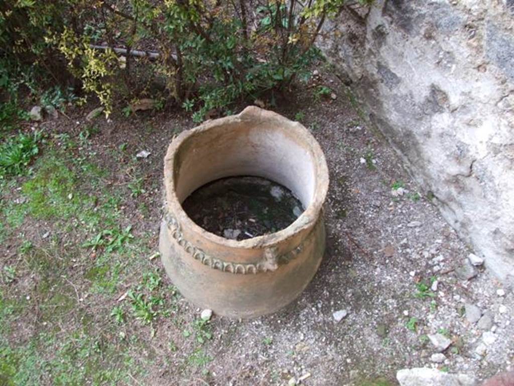 VI.15.8 Pompeii.  Terracotta puteal in the garden.