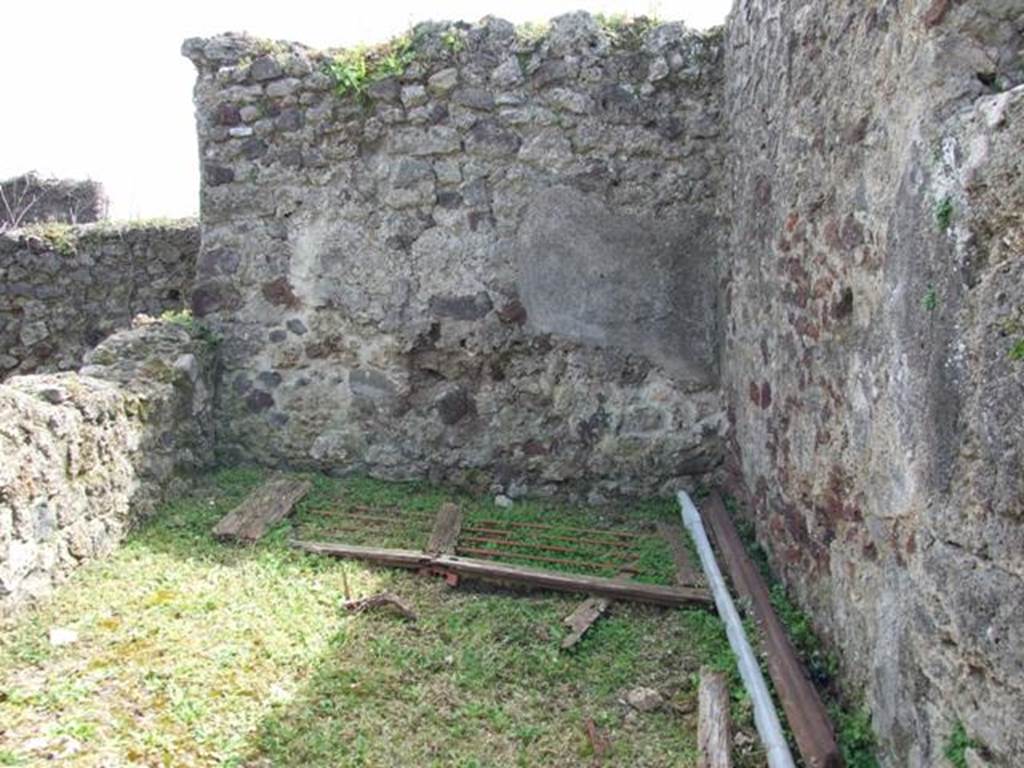 VI.16.32 Pompeii. March 2009. Rooms F (right) and room G (left), south wall. The small rustic room G, which was behind the stairs, contained the latrine (g).