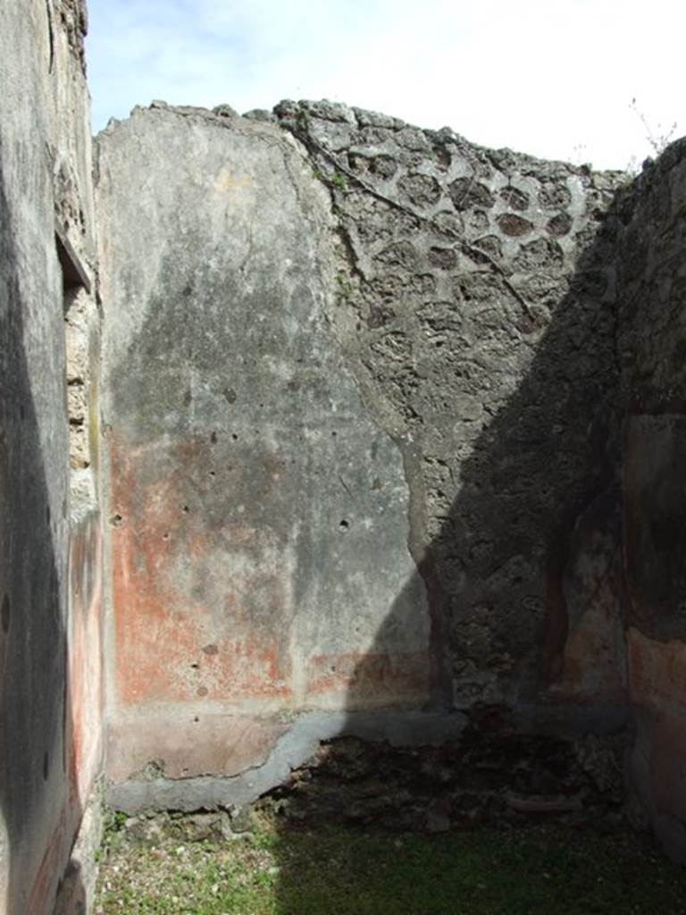 VI.16.32 Pompeii. March 2009. Room H, east wall. According to NdS, each of the walls was divided into three large panels, the central one being on a white background. The side panels were red. The white panel contained a central painting, but none of these have been preserved. The white frieze offered light architectural painting and arabesques. Between them and the large panels were elongated rectangular areas with representations of fruit and pecking birds. The dado was black. See Notizie degli Scavi, 1908, (p.298)
