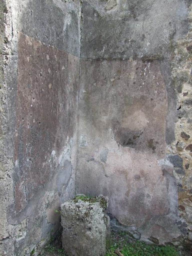 VI.16.32 Pompeii. March 2009. Room B,  altar in south-east corner of atrium.