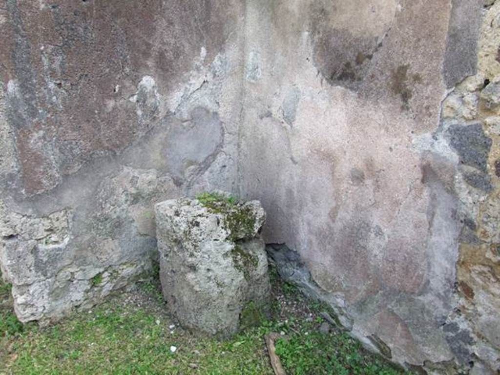 VI.16.32 Pompeii. March 2009. Room B, altar in south-east corner of atrium.