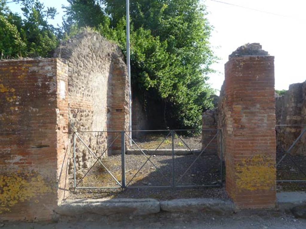 VI.17.6 Pompeii. May 2011. Looking west to entrance doorway. Photo courtesy of Michael Binns.