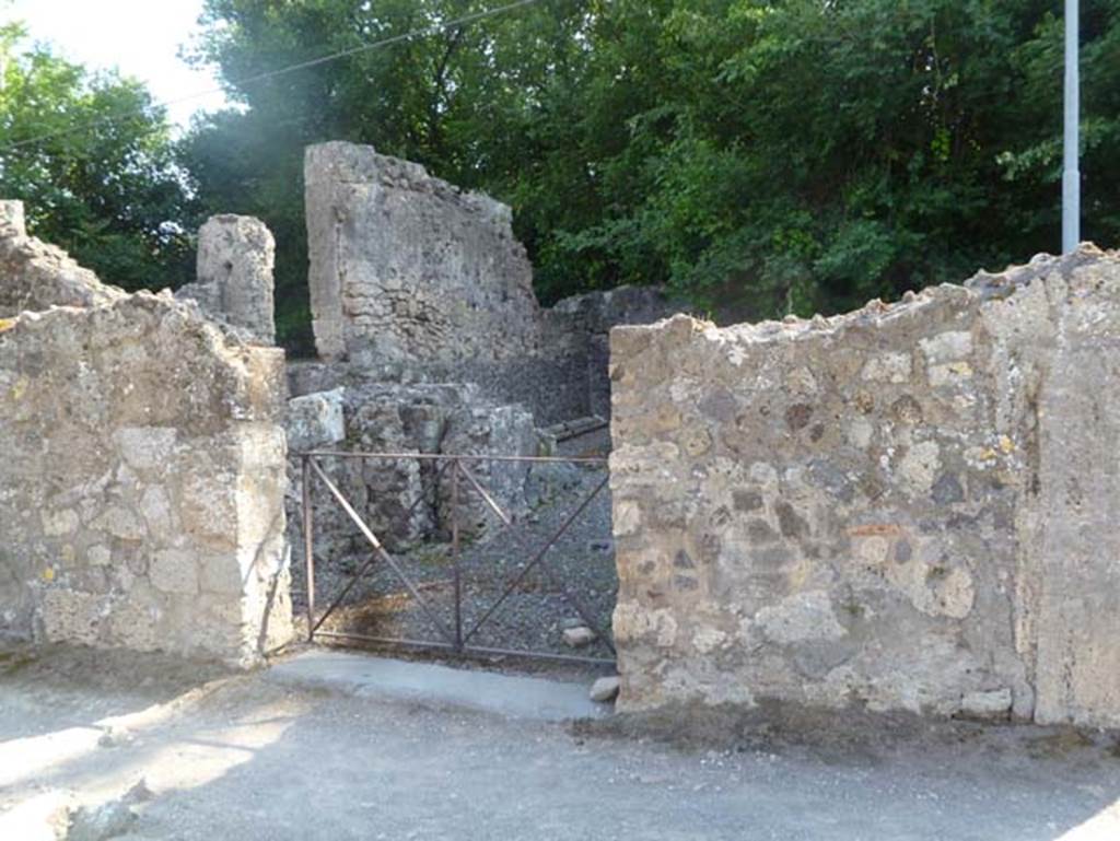 VI.17.16 Pompeii. May 2011. Looking west to entrance doorway.