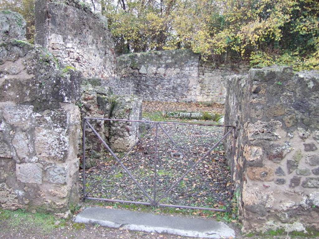 VI.17.16 Pompeii. December 2005. Entrance doorway, looking west.