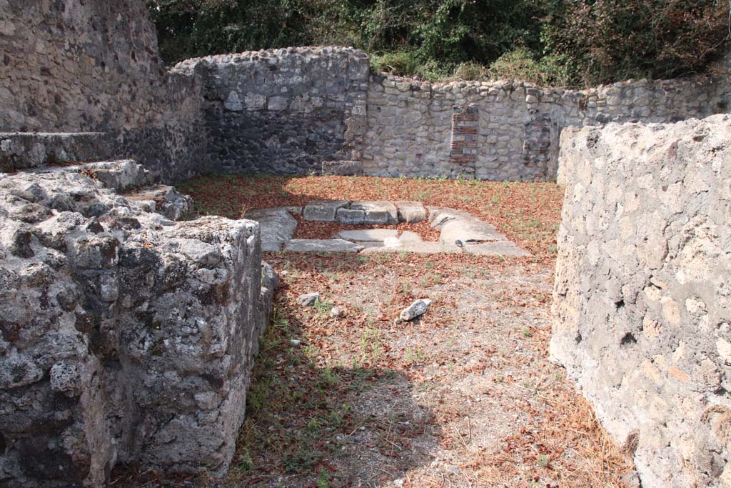 VI.17.16 Pompeii. September 2021. Looking west along entrance corridor/fauces towards atrium. Photo courtesy of Klaus Heese.