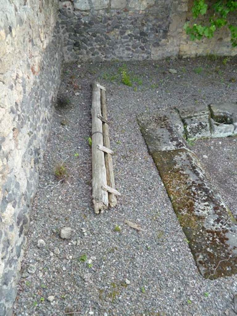 VI.17.16 Pompeii. May 2011. Looking west across south side of atrium.