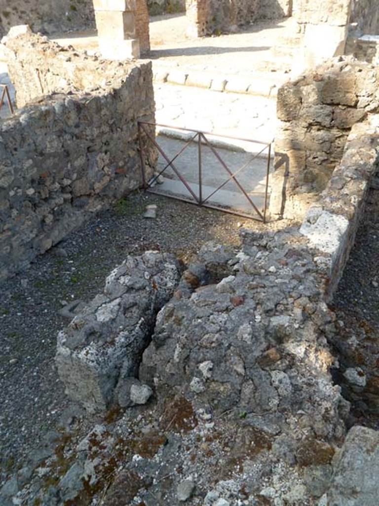 VI.17.16 Pompeii. May 2011. Looking east towards Via Consolare, from entrance corridor.