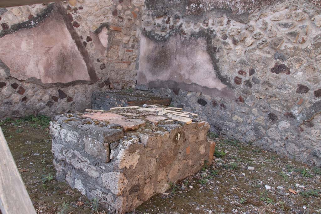 VI.17.19 Pompeii. September 2021. Looking across shop to south-west corner. Photo courtesy of Klaus Heese.