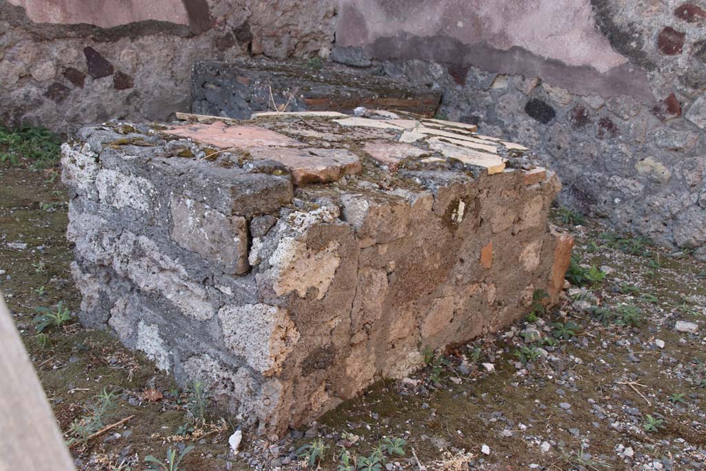 VI.17.19 Pompeii. September 2021. Looking across shop to masonry podium. Photo courtesy of Klaus Heese.