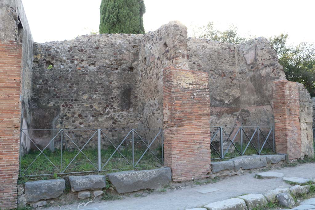 VI.17.20/19 Pompeii. December 2018. 
Looking west on Via Consolare, VI.17.20, on left, VI.17.19, on right. Photo courtesy of Aude Durand.
