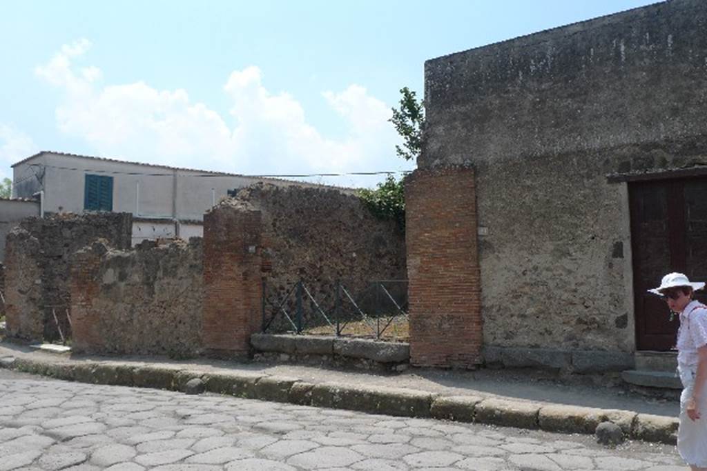 VI.17.22 Pompeii. July 2010. Looking west to entrance doorway in centre. Photo courtesy of Michael Binns.