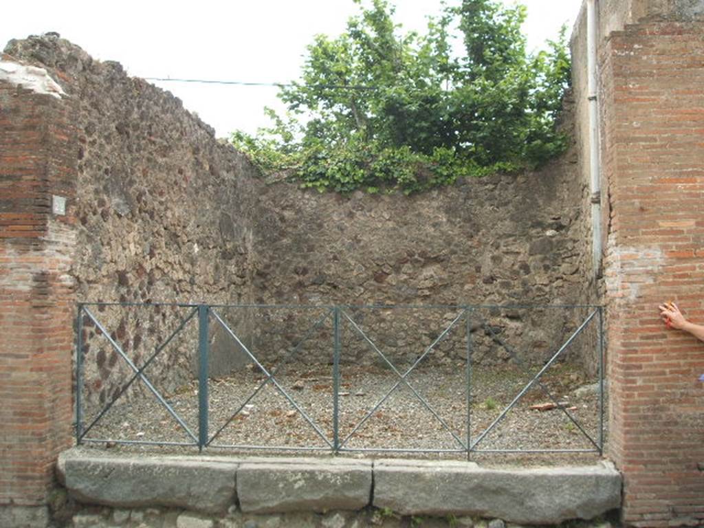 VI.17.22 Pompeii. May 2005. Looking west to entrance doorway.
According to Fiorelli  the dwelling at VI.17.23/25 had six shops attached to it, along the Via Consolare.
See Pappalardo, U., 2001. La Descrizione di Pompei per Giuseppe Fiorelli (1875). Napoli: Massa Editore, p. 159.
