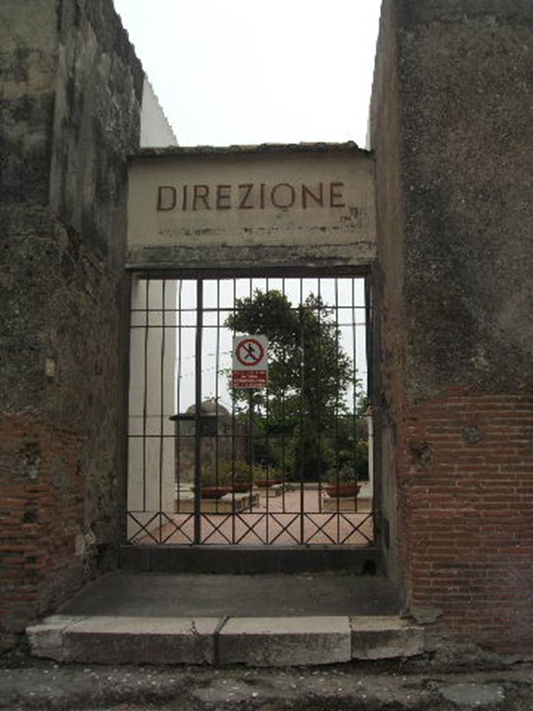 VI.17.27 Pompeii. May 2005. Looking through entrance doorway towards atrium.