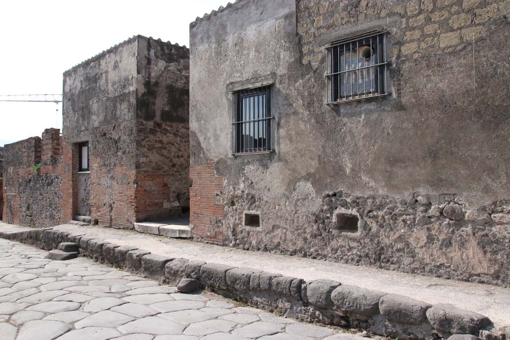 VI.17.28 Pompeii, on left. September 2021. 
Looking south-west on Via Consolare towards entrances, with VI.17.27, centre left. Photo courtesy of Klaus Heese.
