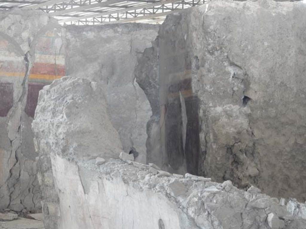 VI.17.41 Pompeii. May 2015. Looking west along north wall in atrium towards north ala. Photo courtesy of Buzz Ferebee.


