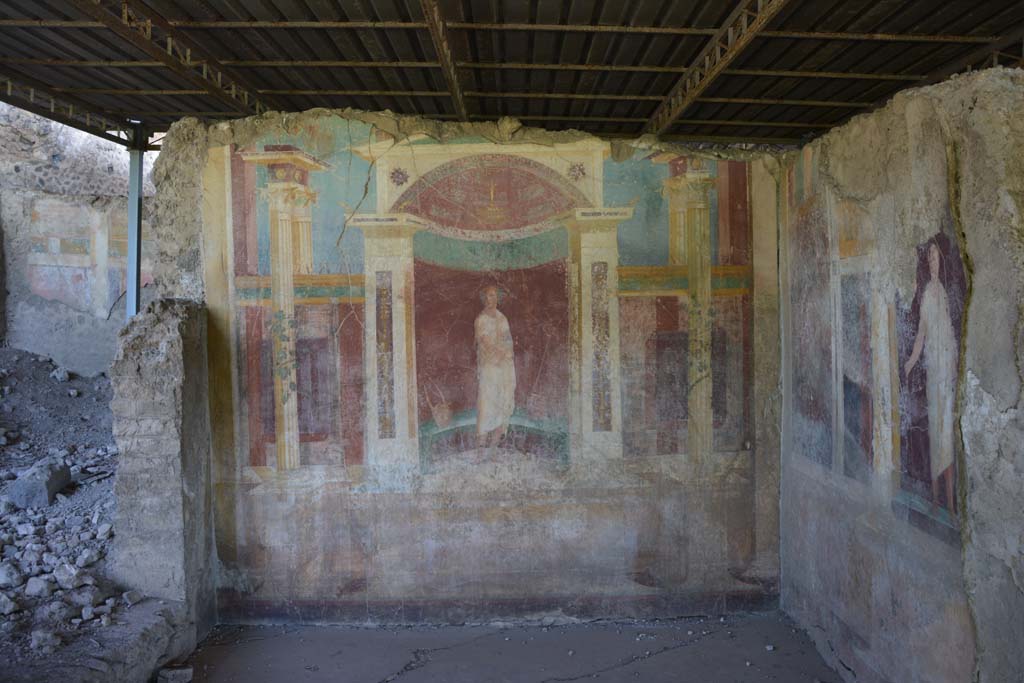 VI.17.41 Pompeii. September 2019.
Looking towards east wall of exedra 18, at the rear, on the left, the east wall of triclinium 20 can be seen.
Foto Annette Haug, ERC Grant 681269 DCOR.

