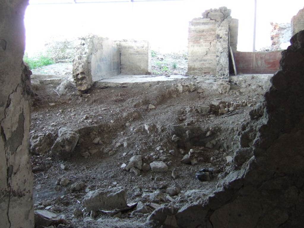 VI.17.41 Pompeii. May 2006. Looking north from north-west corner of atrium to rooms on higher level. These possibly are cubicula from south side of VI.17.36.
