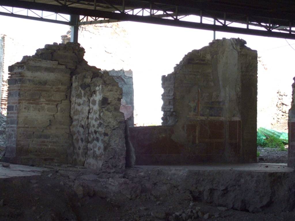 VI.17.41 Pompeii. May 2006. Looking north to higher level rooms on north side from exedra, possibly cubicula of VI.17.36.
