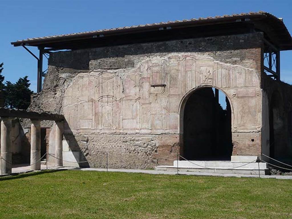 VII.1.8 Pompeii. May 2012. South-west corner of gymnasium C. Stucco exterior walls of destrictarium E and nymphaeum F.
Photo courtesy of Buzz Ferebee.
