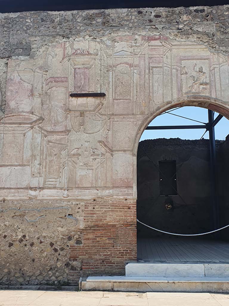 VII.1.8 Pompeii. July 2021. 
Looking west towards stucco decoration on south side of doorway to Nymphaeum F. 
Foto Annette Haug, ERC Grant 681269 DÉCOR
