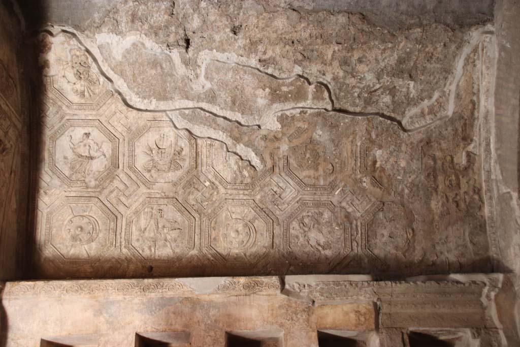 VII.1.8 Pompeii. September 2017. North wall, west end, detail of stucco plaster in men’s changing room 2. 
Photo courtesy of Klaus Heese.


