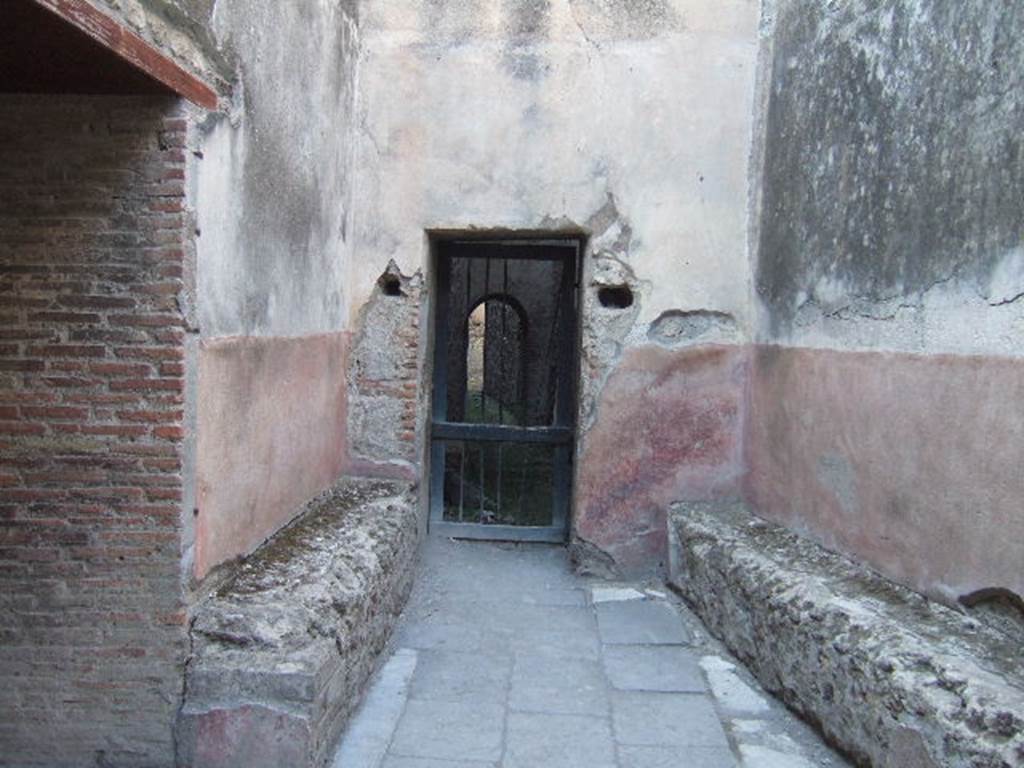 VII.1.14 Pompeii. May 2005. Looking north in waiting room 2a.