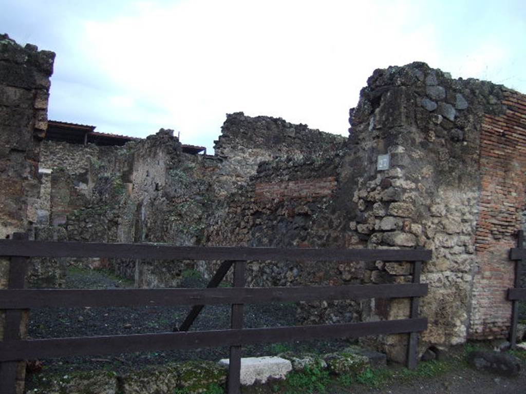 VII.1.27 Pompeii. December 2005. Entrance to shop and dwelling. In May 1852, two human skeletons were found here. 
See Fiorelli G., 1862. Pompeianarum antiquitatum historia, Vol. 2: 1819 - 1860, Naples, p. 526.
See Pagano, M. and Prisciandaro, R., 2006. Studio sulle provenienze degli oggetti rinvenuti negli scavi borbonici del regno di Napoli. Naples: Nicola Longobardi.  (p.167)
